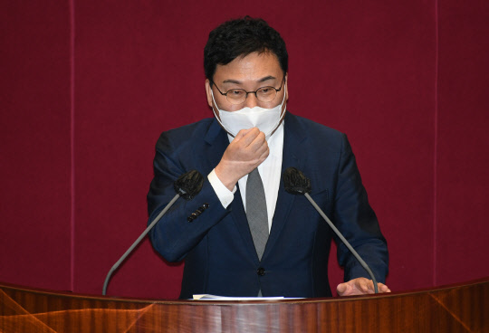 무소속 이상직 의원이 21일 서울 여의도 국회에서 열린 본회의에서 본인의 체포동의안에 대해 신상발언하고 있다. <연합뉴스>